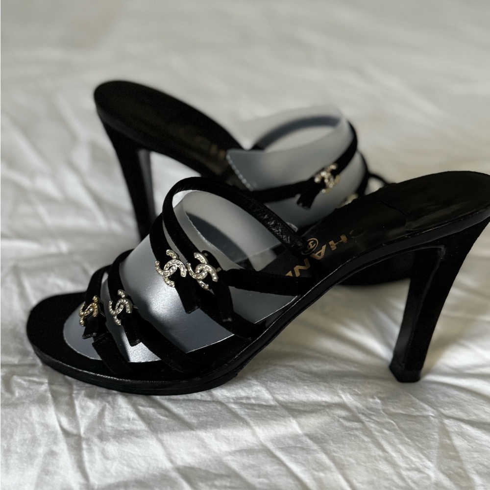 💯CHANEL Black Sandals with CC Logo Accents - Picture 6 of 9